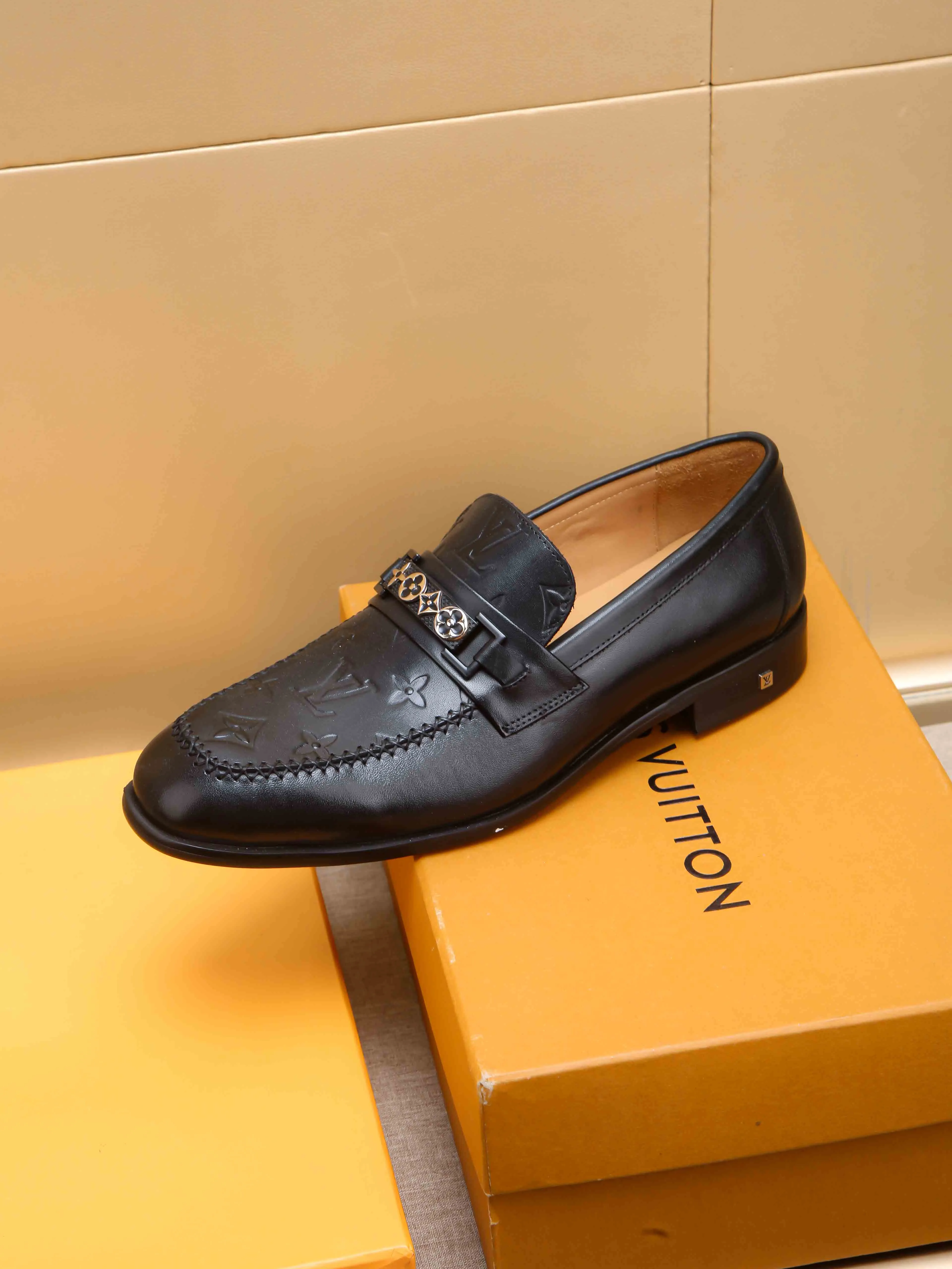 Men's shoes 💰 460 💰 Louis Vuitton LV ® 🆕 model 🔛Full shoe counter, first layer cowhide, 🐂leather lined casual shoes for men, super soft outsole, essential for driving. Counter synchronization, original first layer cowhide, completely 1:1 mold customization🌹top version, color optional! Number: 39-44 (customized at 38.45)